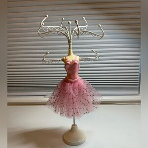 Super cute jewelry holder!